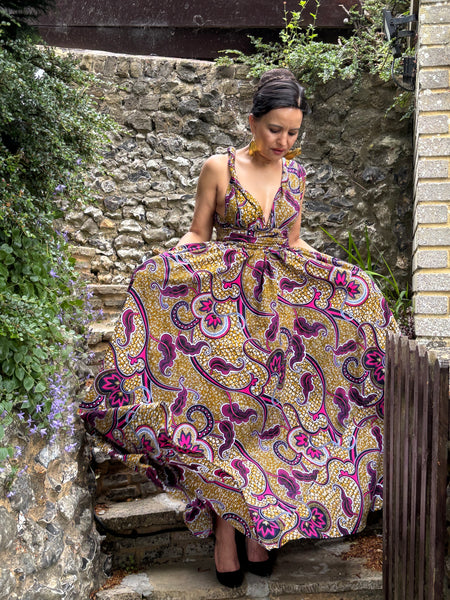 Infinity free size in a bold floral pattern.