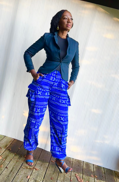 Cargo pants in blue geometric print.