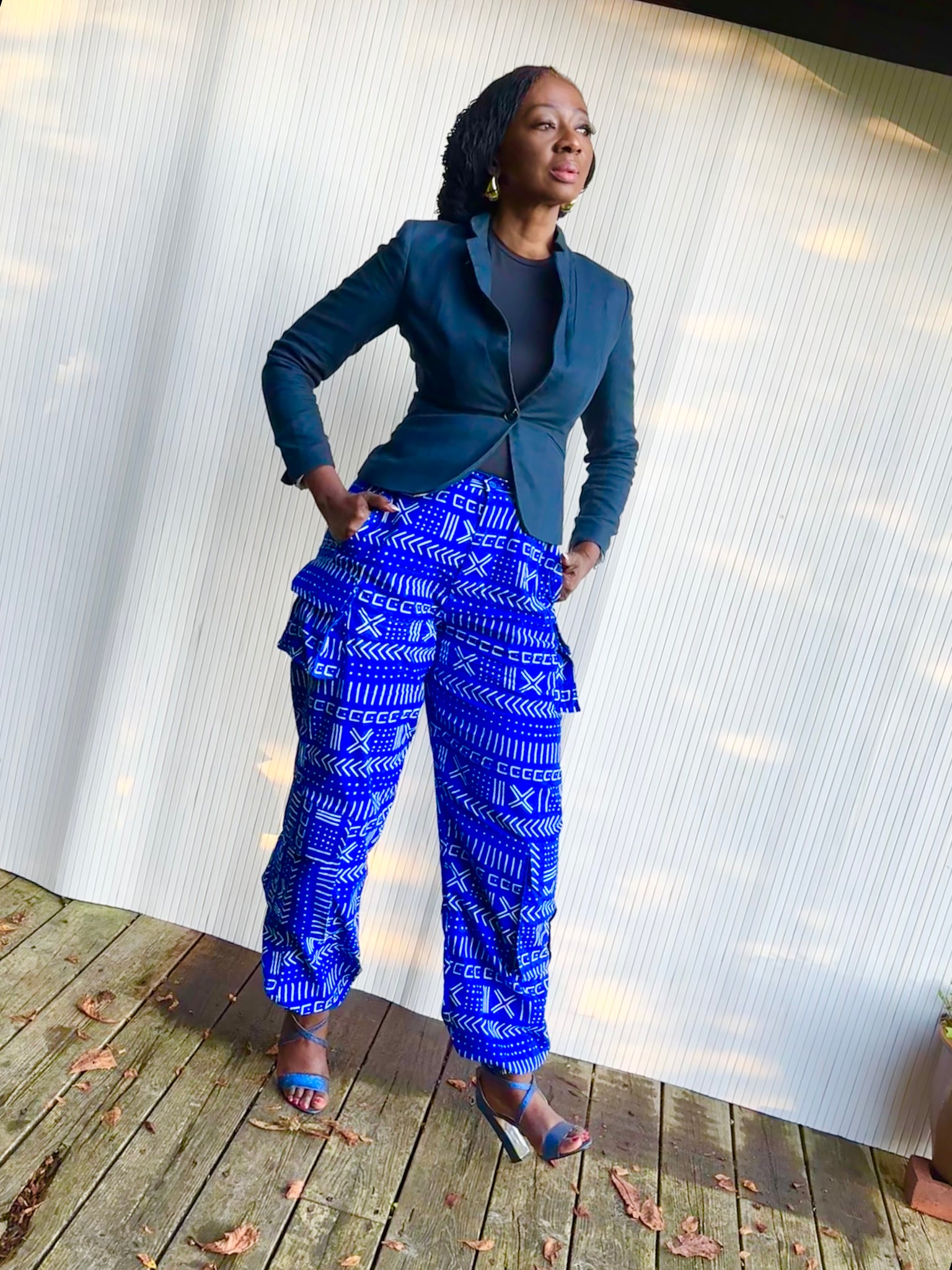 Cargo pants in blue geometric print.