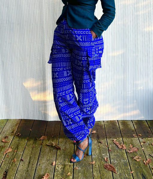 Cargo pants in blue geometric print.