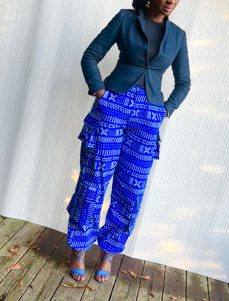 Cargo pants in blue geometric print.