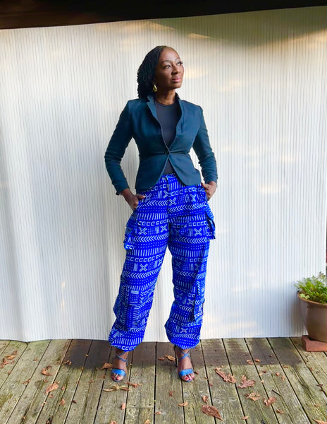 Cargo pants in blue geometric print.