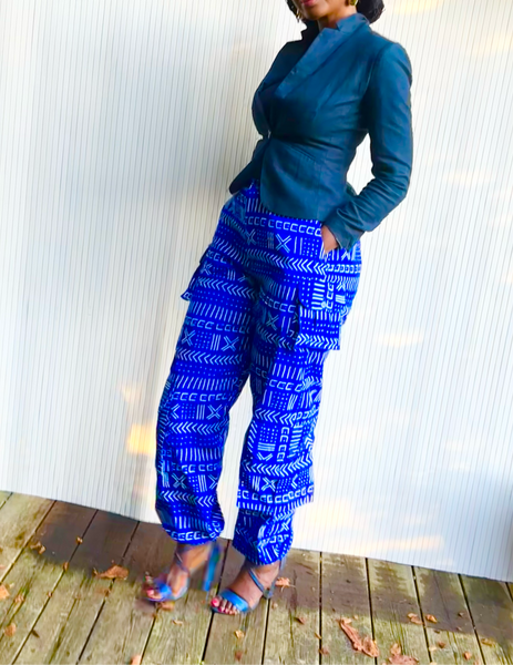 Cargo pants in blue geometric print.