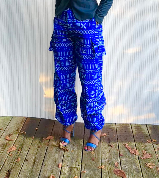 Cargo pants in blue geometric print.