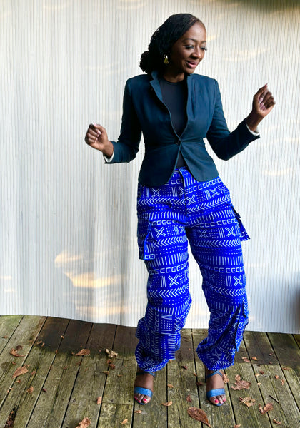 Cargo pants in blue geometric print.